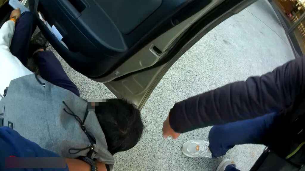 警方掌握線索在交付處當場逮獲車手。(記者廖承恩翻攝)