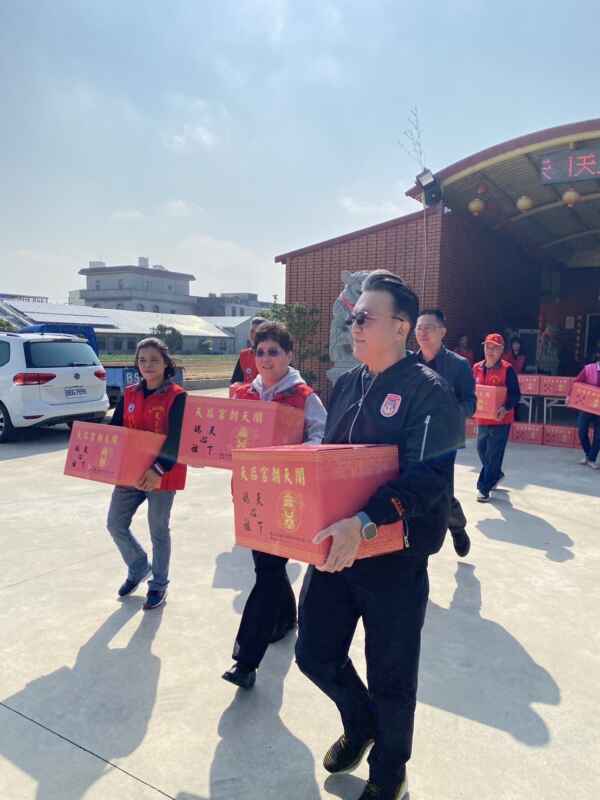 分局長閻百川率幹部搬運物資。(記者廖承恩翻攝)