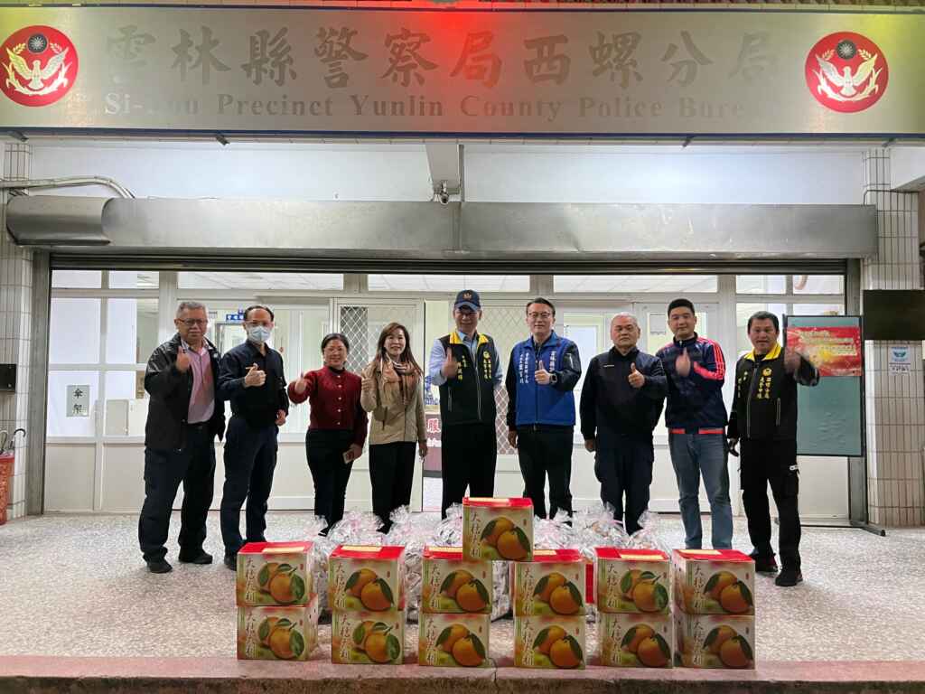 分局與義警幹部關切執勤情況，並提供實質慰問品。(記者廖承恩翻攝)