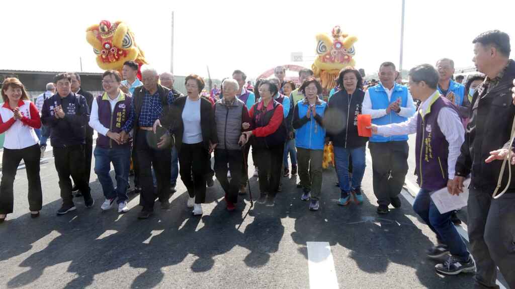 ▲彰化縣長王惠美與地方耆老及民代等象徵性行走，正式宣告東彰道路全線通車。（記者林明佑攝）
