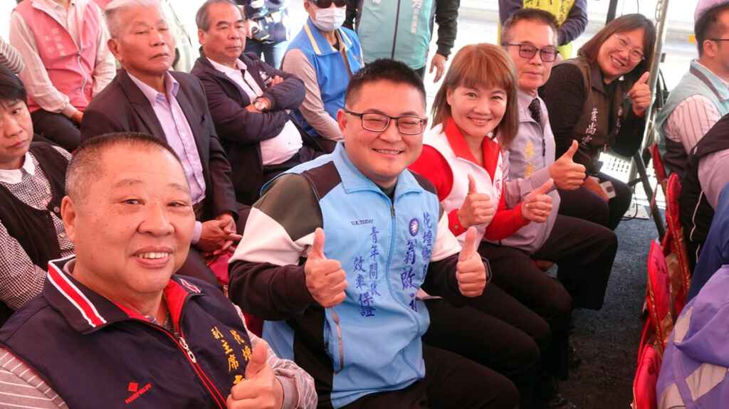 ▲花壇鄉民代表會副主席李政雄與鄉民代表葉尚雯、翁啟祐等人出席東彰道路北段通車典禮。（記者林明佑攝）