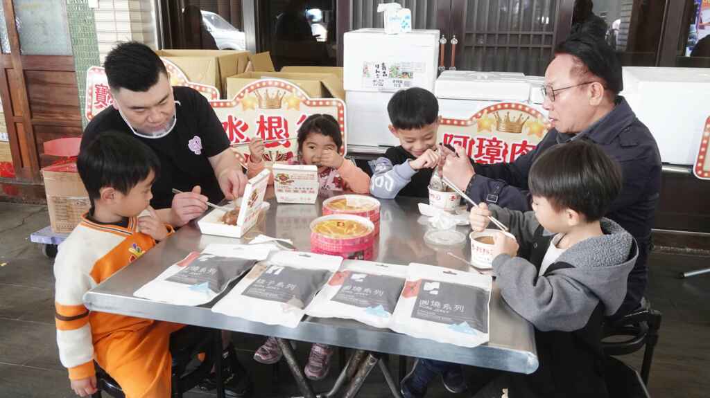 ▲「阿泉爌肉飯」負責人謝泊宏號召並捐贈500碗爌肉飯，為彰化家扶受助家庭帶來溫飽與歡樂。（記者林明佑攝）