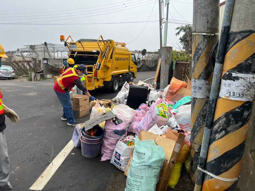 民眾趁著年前與清潔隊夥伴們，共同整理清掃鄰里家園。