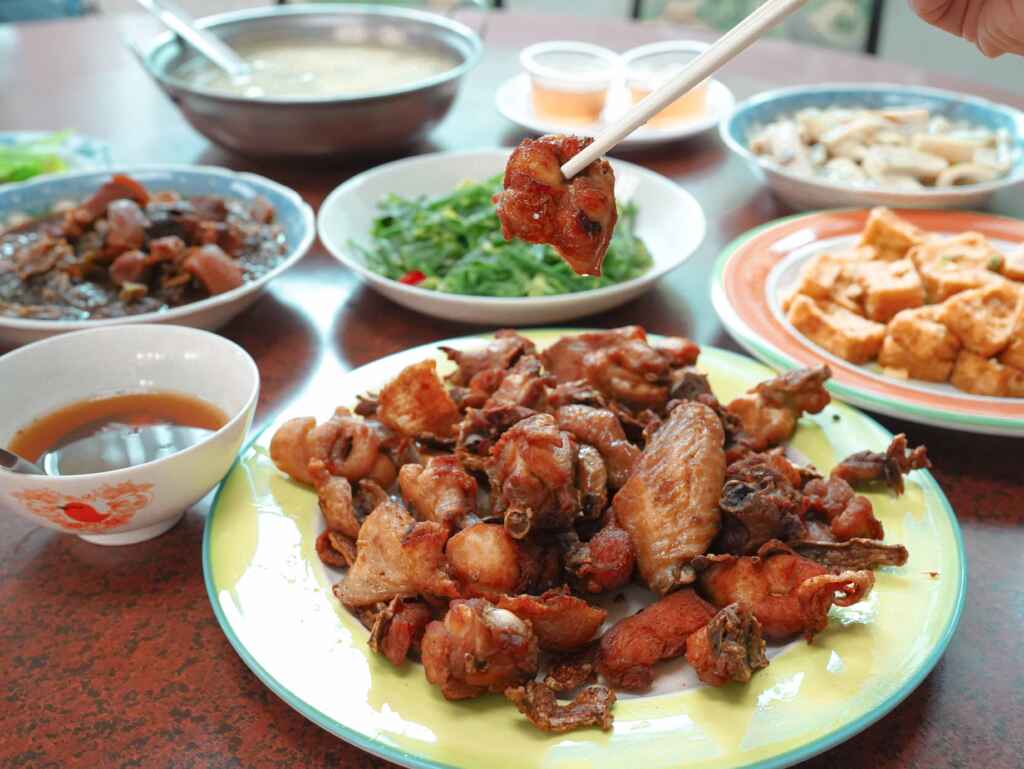 「新田園土雞城」餐廳主打放養山土雞與新鮮食材，每一道菜都鮮嫩可口。
