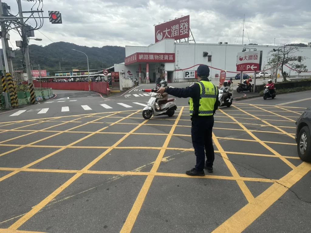 土城分局規劃於114年1月18日至1月24日年貨採買高峰期間執行交通疏導工作,並至轄內各傳統市場、大賣場讓土城居民了解春節替代道路交通資訊