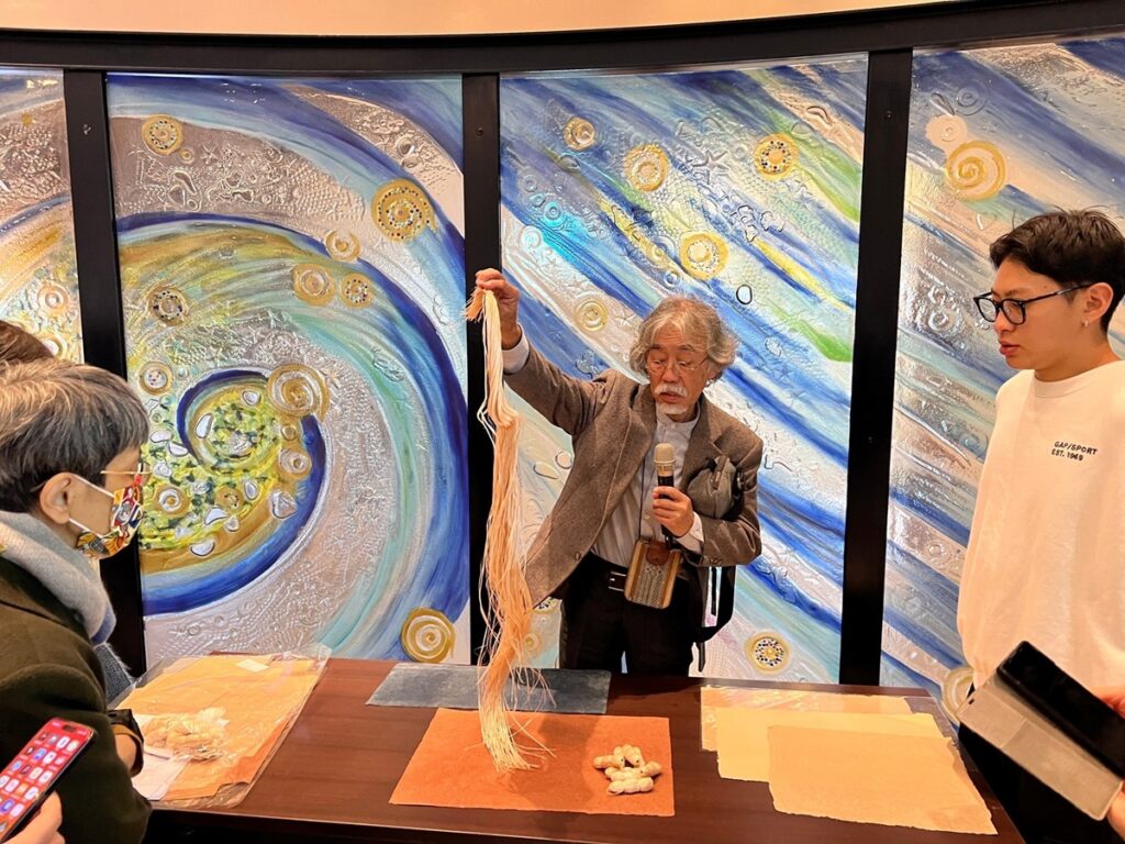 講座由福島泰宏老師主講並分享沖繩及臺灣在推動芭蕉及香蕉絲工藝的發展歷程。(圖/工藝中心提供)