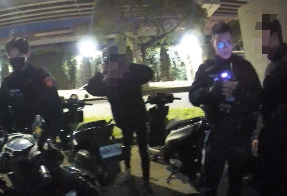 深夜蛇行涉危險駕駛 警堤外道路圍堵開出14罰單 269 cnews204250124a04