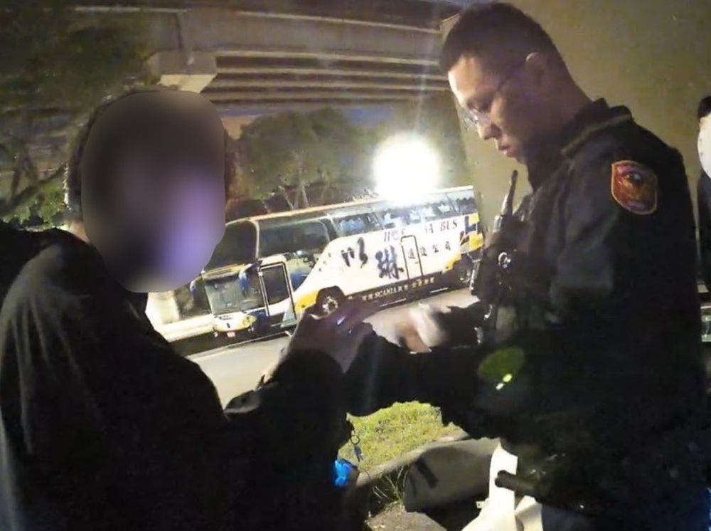 深夜蛇行涉危險駕駛 警堤外道路圍堵開出14罰單 270 cnews204250124a05