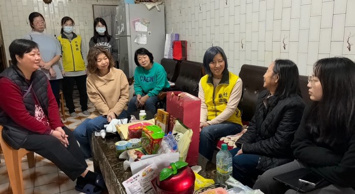有愛基隆伴迎新春 寒冬送暖關懷獨居長者 91 基隆市社會處副處長盛慧中與里幹事溫筱梅、社政科長蔡依倫、仁義里社區理事長江淑敏 0