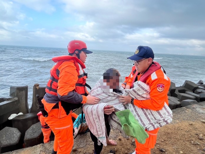 林口外海翻船!2外籍船員失溫獲救 1人下落不明 64 S 40853659 0