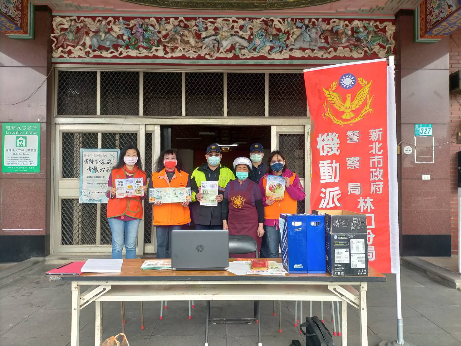 林口警分局於春節期間在竹林山觀音寺設立「機動派出所」,全力守護香客及遊客安全,同時推動犯罪預防宣導,讓民眾能安心祈福與出遊。(記者 黃荷琇翻攝)