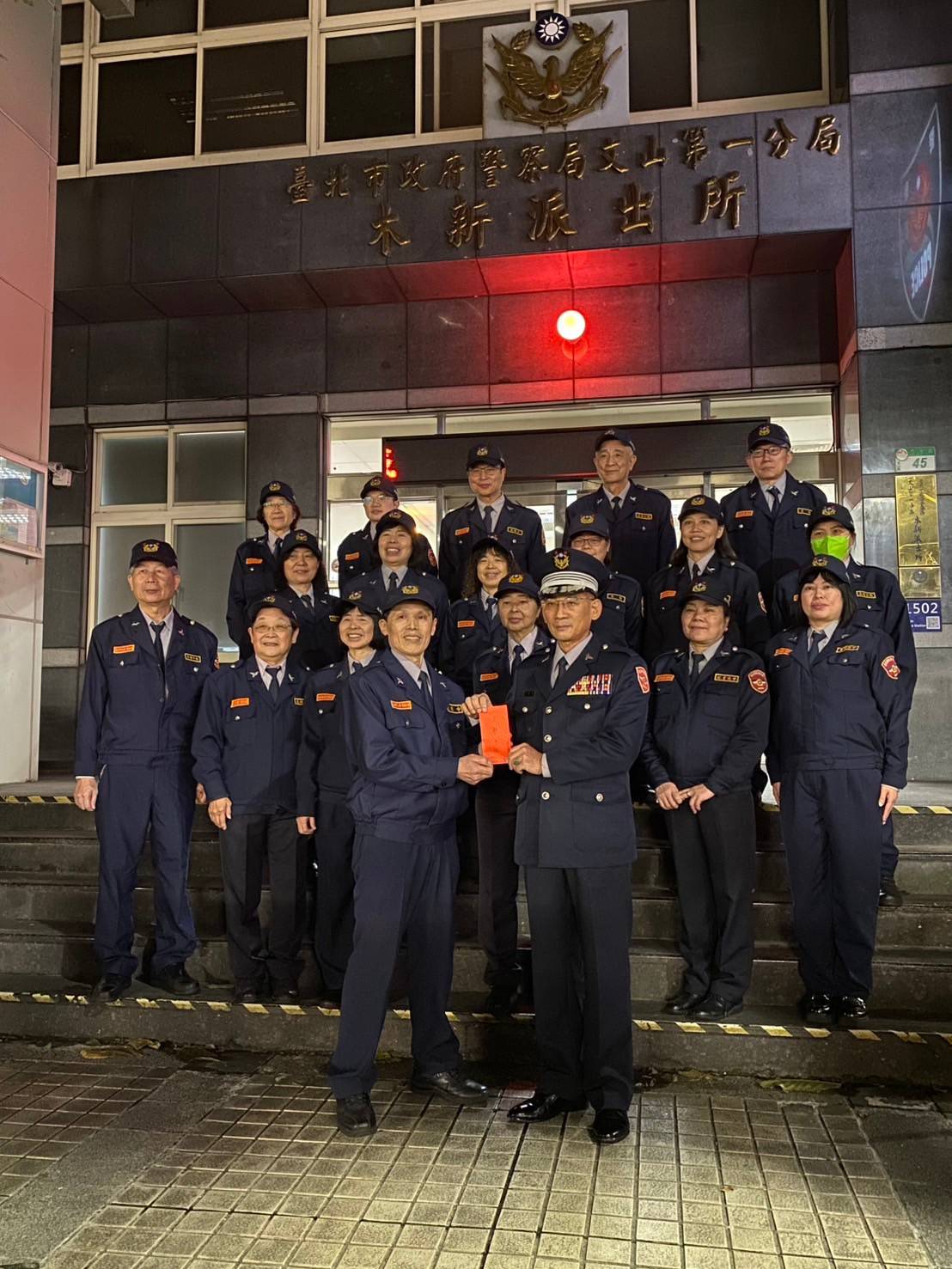 文山第一分局的同仁秉持「民眾的小事就是警察的大事」的理念,讓警察成為市民最有力的後盾。(記者 黃荷琇翻攝)