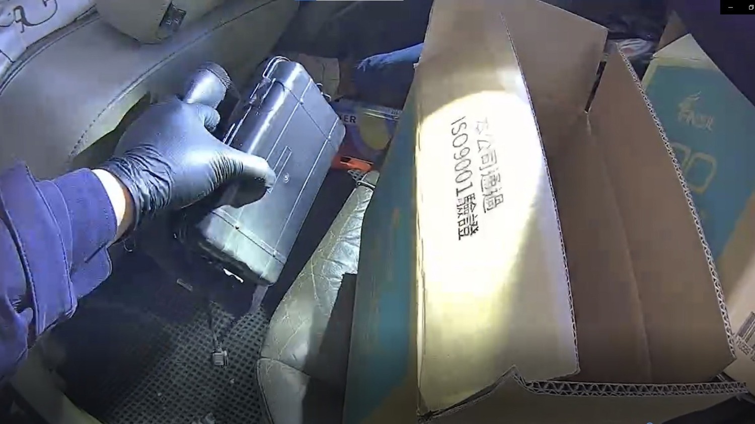 西湖所員警車內發現藏放毒品盒。(記者薛秀蓮翻攝)
