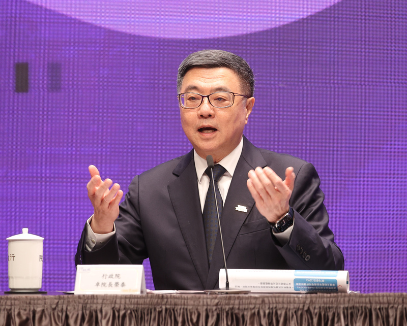 行政院長卓榮泰對立法院遲至春節年假前最後一刻才送出《選罷法》修正案表示不滿。圖為卓榮泰23日於「114年度中央政府總預算相關說明」記者會說明政策。圖/中央社