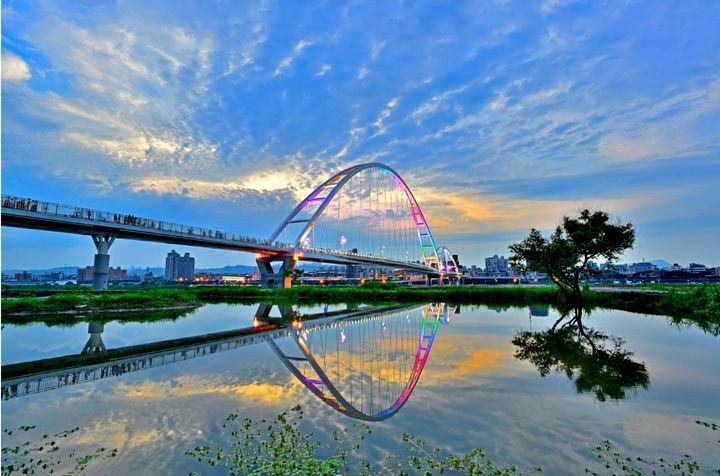 走春散步好去處!新北河濱公園新月橋 夜間光雕超浪漫