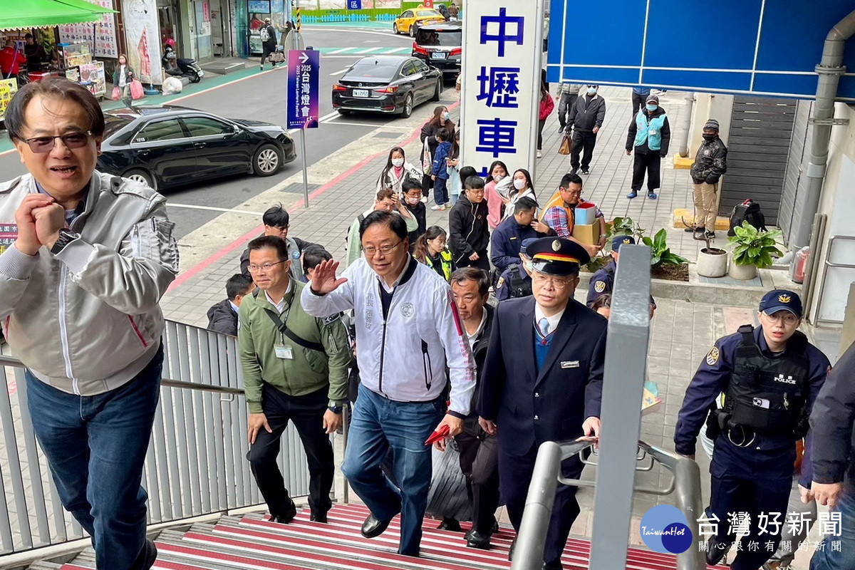 桃園市長張善政慰問交通值勤人員,發放福袋贈送慰問禮品。<br /><br />