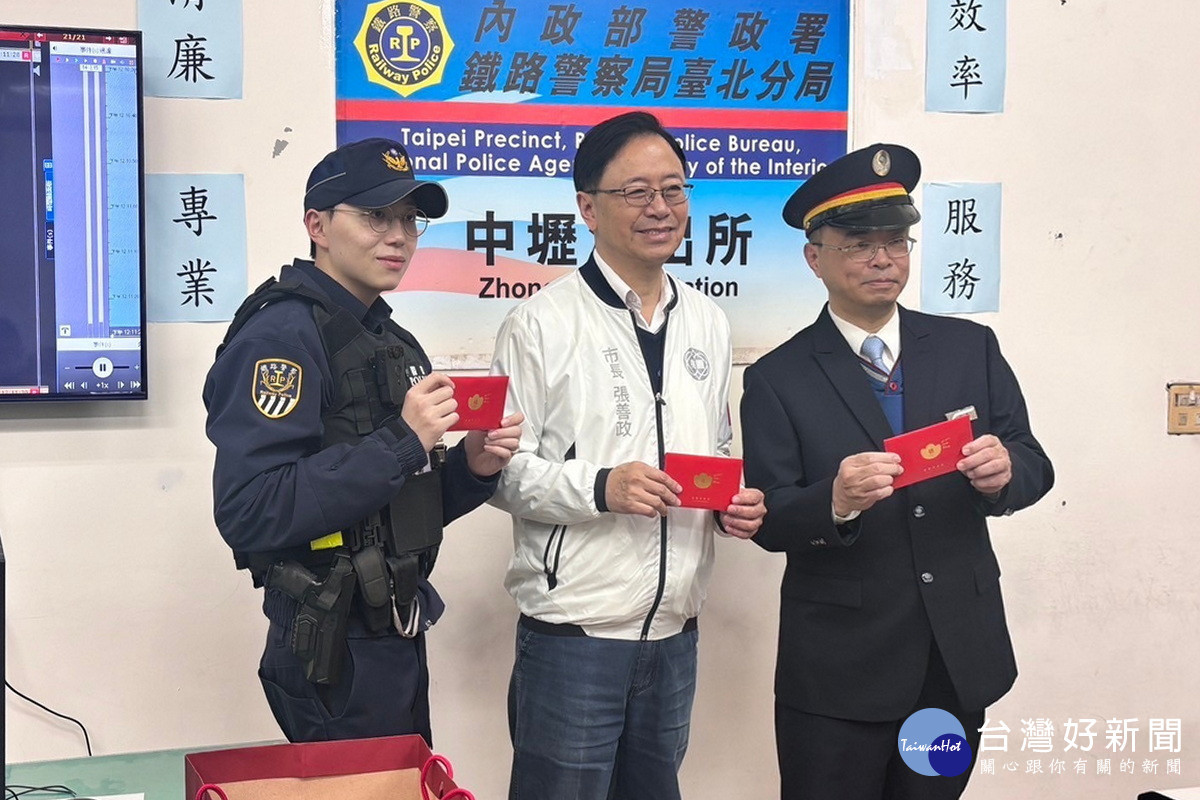 桃園市長張善政慰問交通值勤人員,發放福袋贈送慰問禮品。<br /><br />