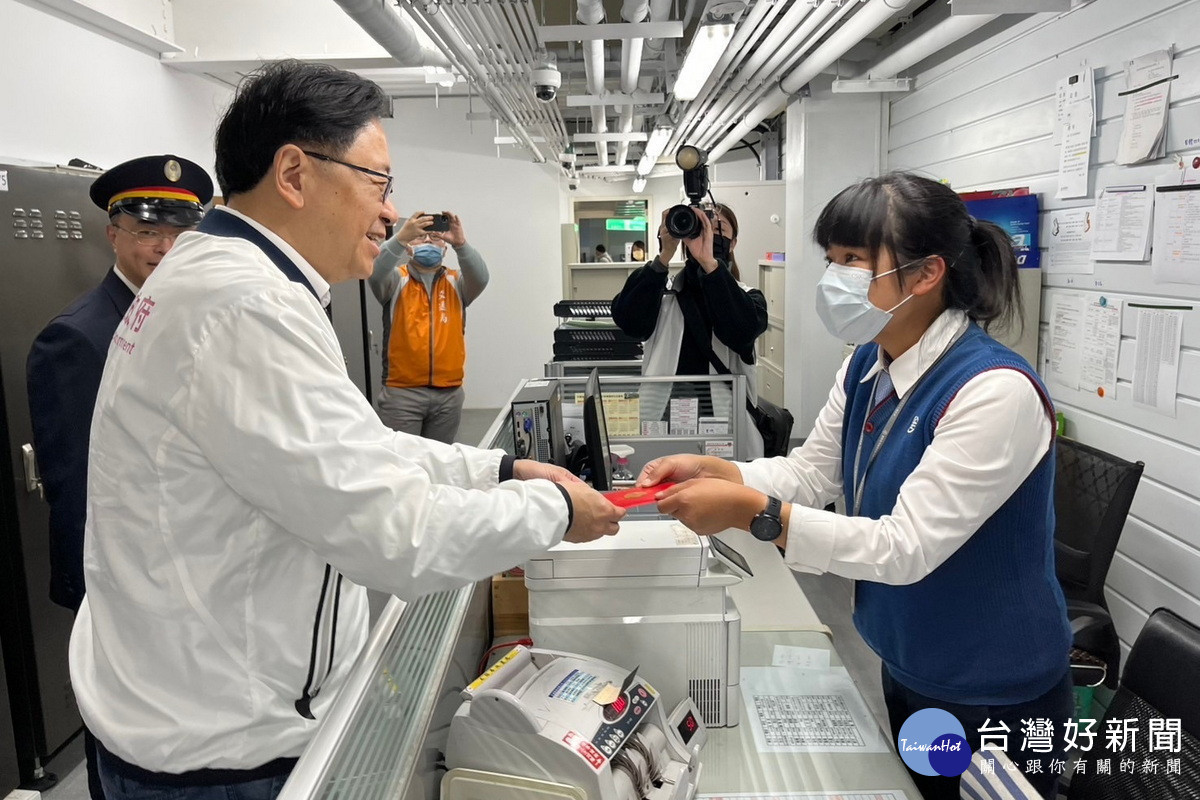 桃園市長張善政慰問交通值勤人員,發放福袋贈送慰問禮品。<br /><br />