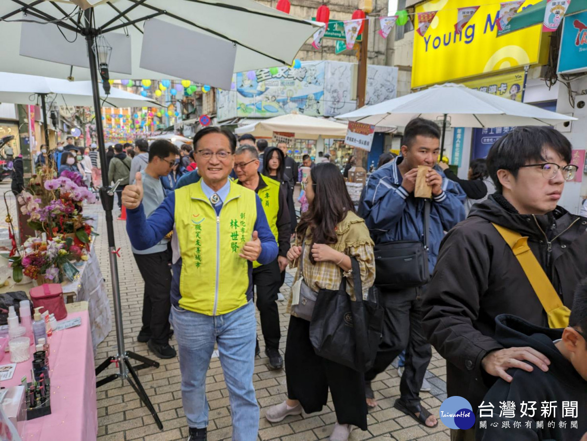 廟街鬧市春節市集隆重開市,人潮滿滿。圖/記者鄧富珍翻攝