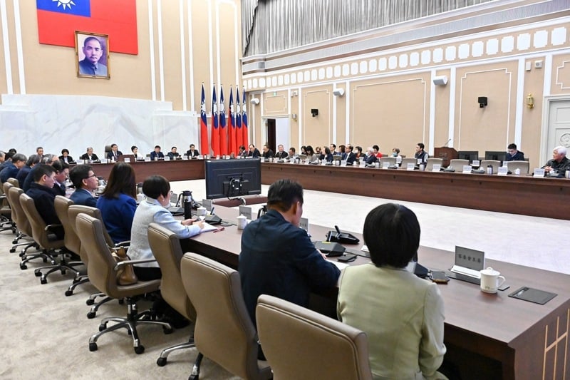 行政院24日傍晚召開臨時院會對《選罷法》修正案提出覆議,院長卓榮泰表示,立法院在春節連假前夕,匆忙送出法案,這是赤裸裸的政治算計。行政院提供