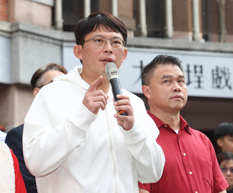 黃國昌(左)25日表示,《壯促法》通過時,國民黨、民進黨立委,大家都一起拍照慶賀。中央社