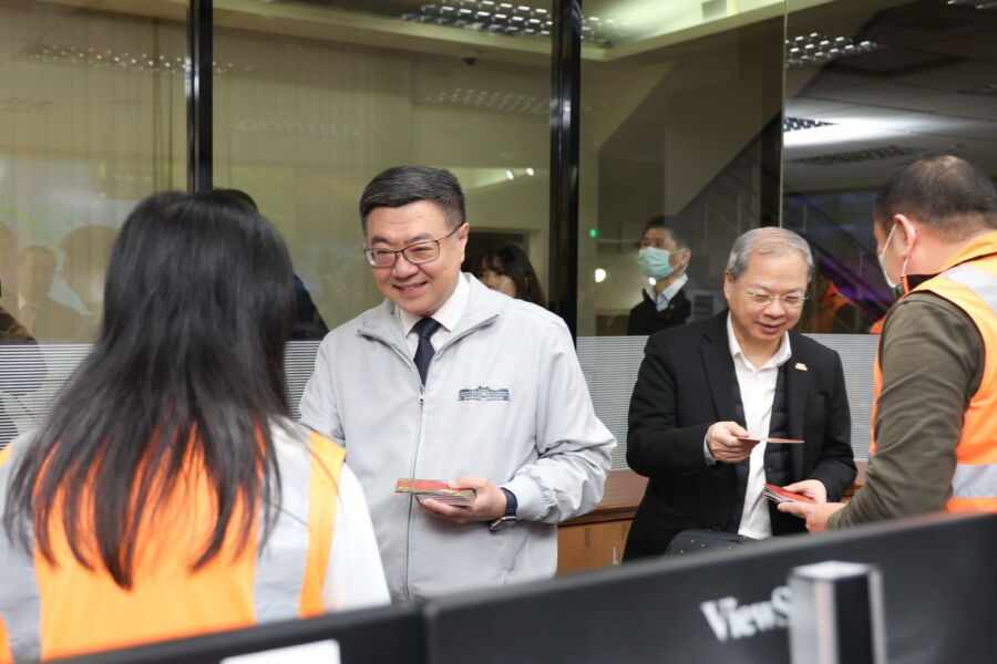 圖/行政院長卓榮泰今(25)日前往交通部高速公路局局本部交控中心視察,並感謝所有固守崗位、執行勤務的工作夥伴。(行政院提供)