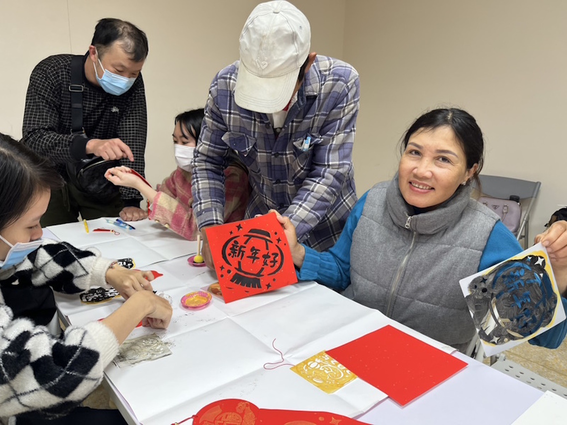 新住民手作春聯斗方體驗滿滿年味 年畫拓印自己來
