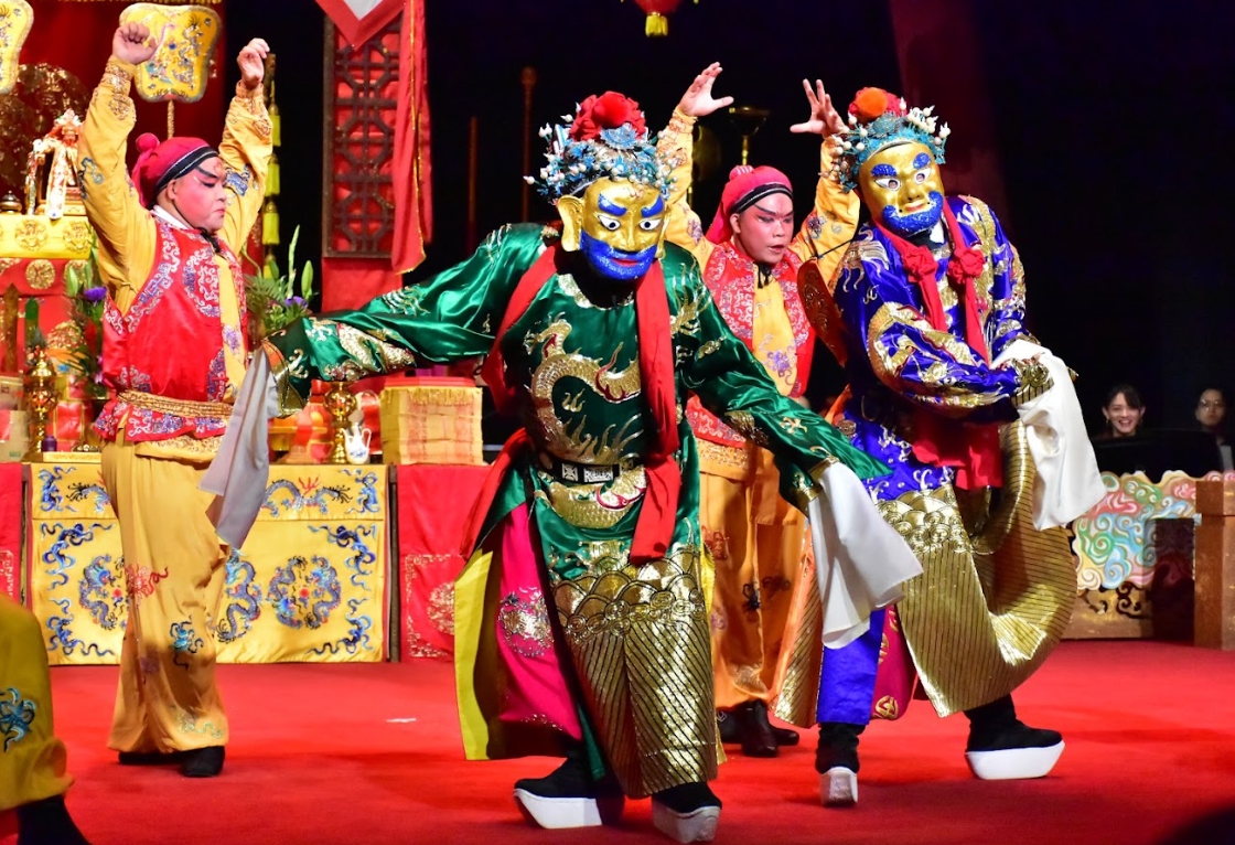 ▲圖：封箱儀式展演〈靈官淨臺〉、〈天官賜福〉、〈文昌點魁〉、〈財神獻寶〉、〈掃財進庫〉等吉祥寓意傳統戲碼，與戲迷、好友同歡。( 記者李堂安翻攝)