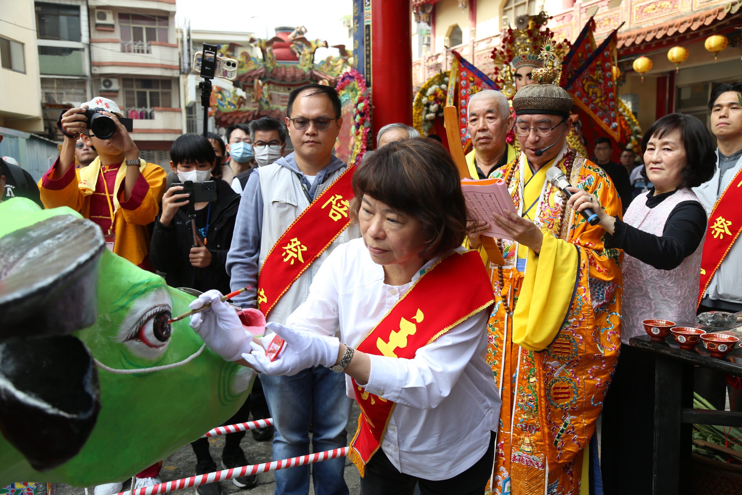大天宮五穀王廟恢復百年「迎春禮」 嘉義市長黃敏惠為芒神、春牛點睛