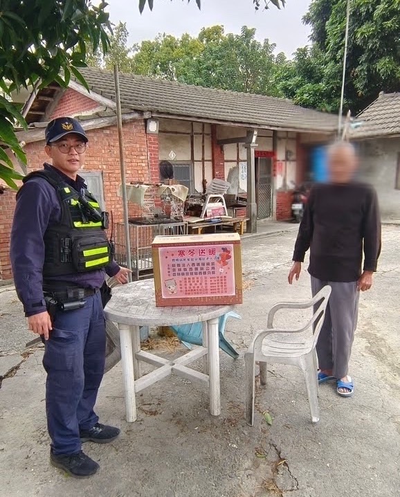 警方協助將物資分送給低收入家庭及其他弱勢群體。(記者廖承恩翻攝)