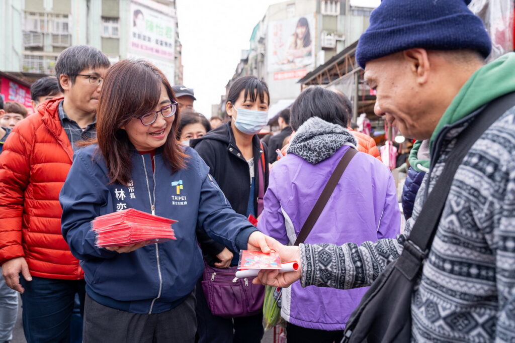 林奕華副市長親至現場向攤商與民眾拜年發放發財金