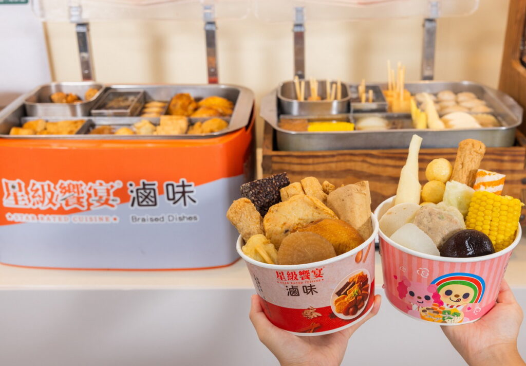冷冷的冬天就要吃7-ELEVEN關東煮！即日起至2月18日7-ELEVEN展開滷味關東煮麻辣燙全品項任選買4送1優惠，以及滷味關東煮指定商品整包購買第二包65折優惠