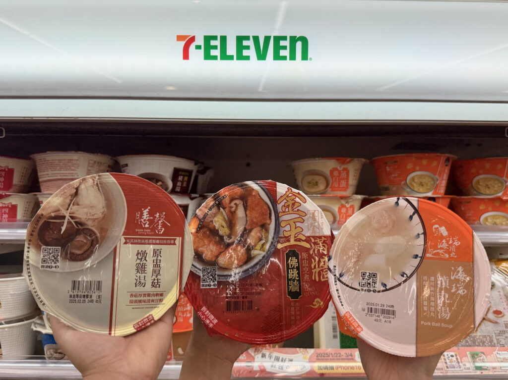 7-ELEVEN也因應節氣「大寒」提供冷藏冷凍多樣化的溫補熱食，春節期間冷藏湯品銷售平均可較平時成長2成