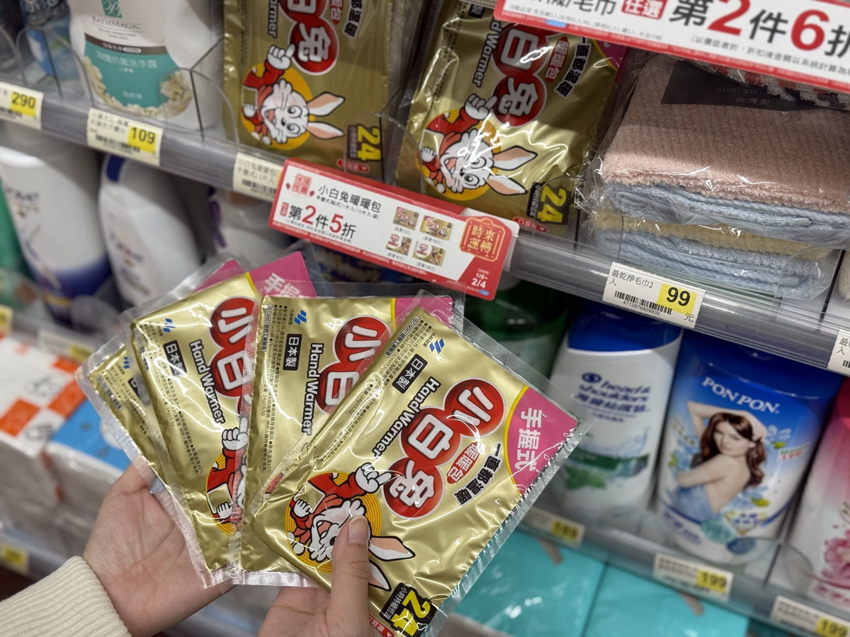 7-ELEVEN觀察到入冬後溫差超過5度以上便帶動保暖商品臨時性購買需求，又以暖暖包銷售翻倍，即日起至2月4日推出指定品項暖暖包任選最低買一送一起、小白兔暖包任選第2件5折等優惠。