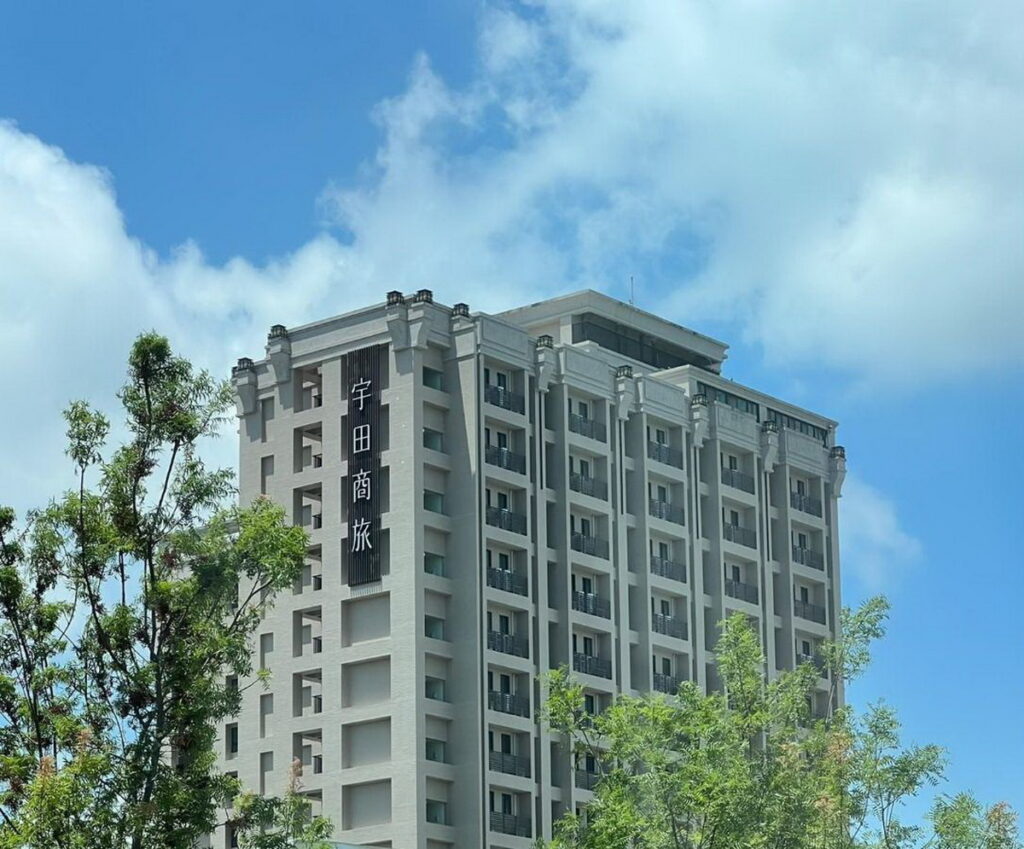 「台南」燈節今年以「光的年輪」為主題,採用臺灣特有植物元素,運用光影堆疊傳遞歲月的痕跡,在波光粼粼的水岸邊交織成絕美藝術饗宴。(圖片由Booking.com提供)
