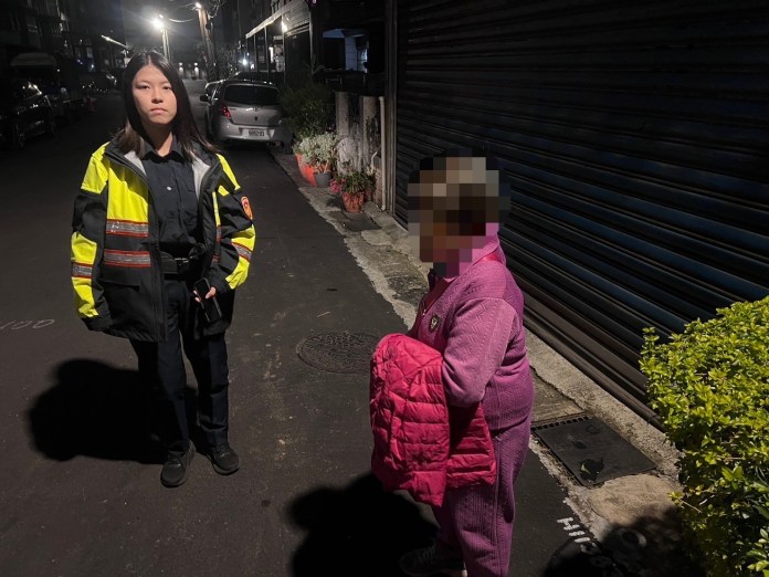8旬老婦街頭迷途 楊梅警聯絡親人助平安返家 63 S 72540169 0