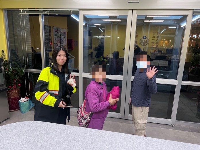 8旬老婦街頭迷途 楊梅警聯絡親人助平安返家 64 S 72540171 0
