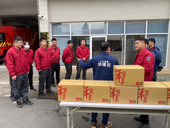 涂權吉攜佳世福送年菜 感謝警消年節堅守崗位 50 S 11812893 0