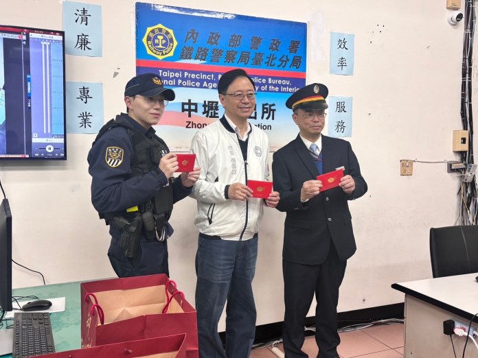 張善政發福袋慰問值勤人員 感謝春節堅守崗位 82 S 20758588 0