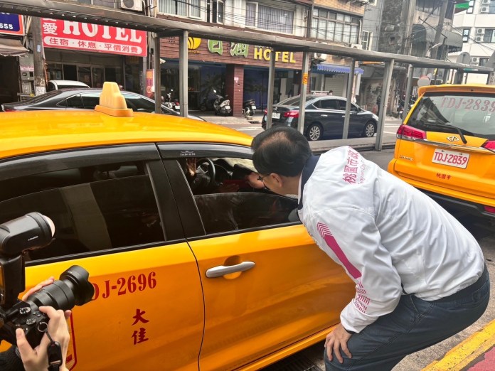張善政發福袋慰問值勤人員 感謝春節堅守崗位 83 S 20758587 0