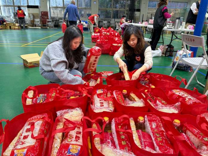 社會善心凝聚!桃市表揚好人好事協會發放物資助弱勢 65 S 92799003
