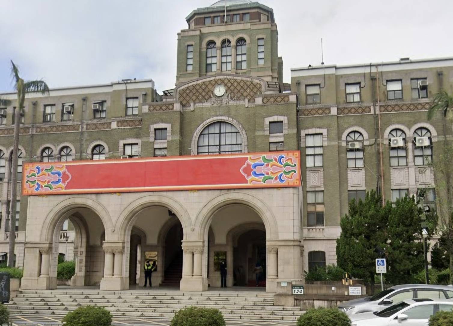 賴總統23日發布總統令,宣布《憲訴法》修正案3天後生效,惟憲法法庭24日並未召開評議庭,針對憲訴法是否暫停處分做出裁判。圖為司法院。圖/取自Google街景