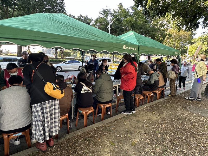 在國民黨代公民團體通知「罷惡委」行動前,台中公民團體早已發起罷免國民黨6立委連署。圖為台中民連署罷免行動。圖/中央社