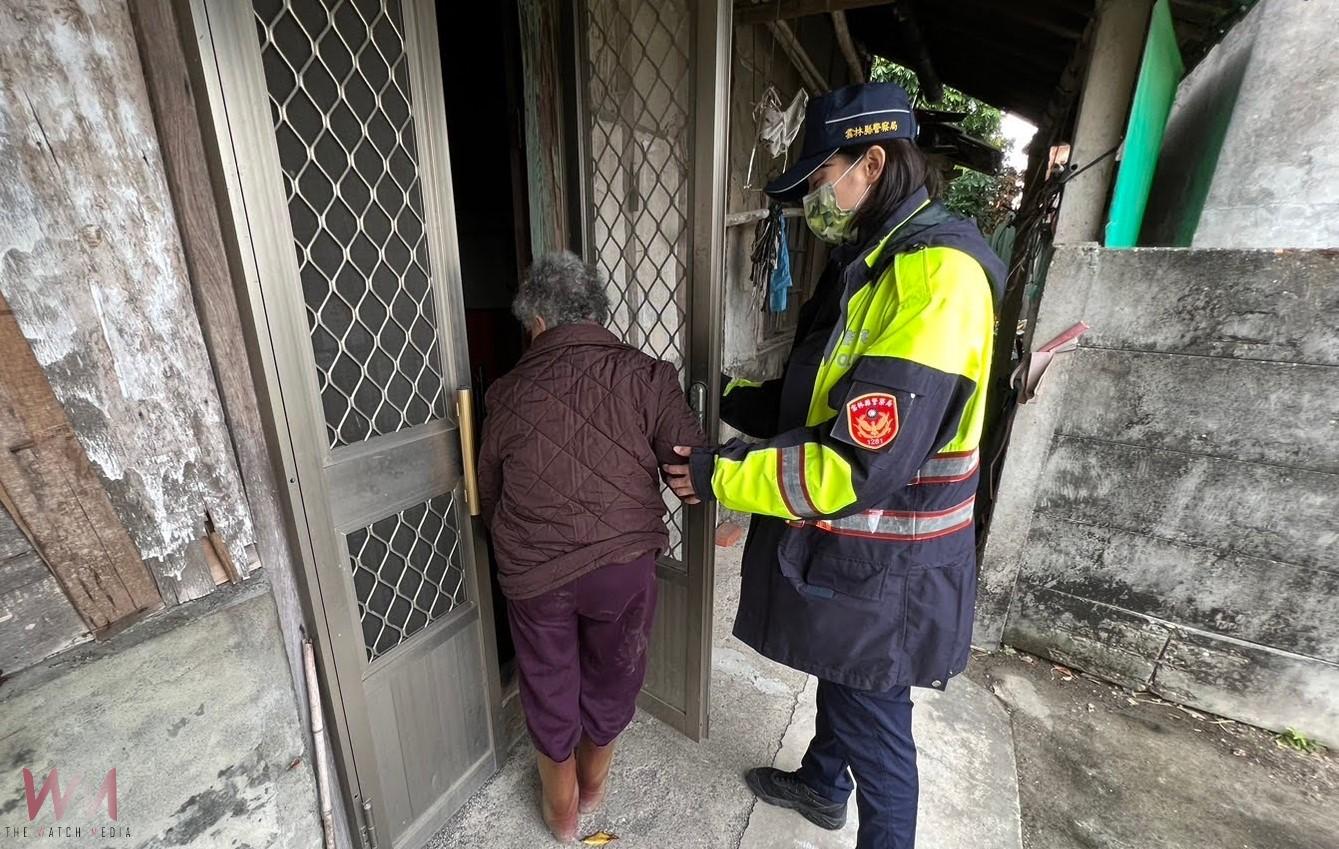 崙背警攜福興宮關懷獨居長者 暖心送物資守護弱勢迎春節 - https://www.watchmedia01.com