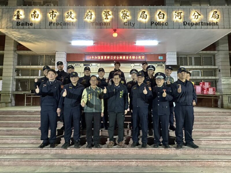 圖文:農曆春節將屆副秘書長殷世熙率團慰問員警及協勤民力辛勞致贈慰問品。