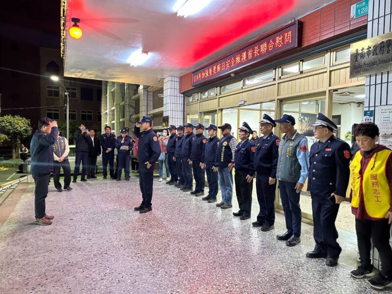 圖文:農曆春節將屆副秘書長殷世熙率團慰問員警及協勤民力辛勞致贈慰問品。