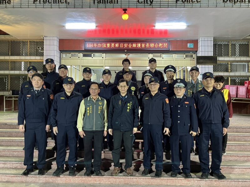 圖文:農曆春節將屆副秘書長殷世熙率團慰問員警及協勤民力辛勞致贈慰問品。