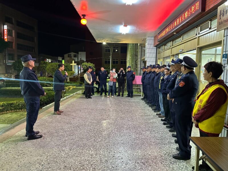 圖文:農曆春節將屆副秘書長殷世熙率團慰問員警及協勤民力辛勞致贈慰問品。
