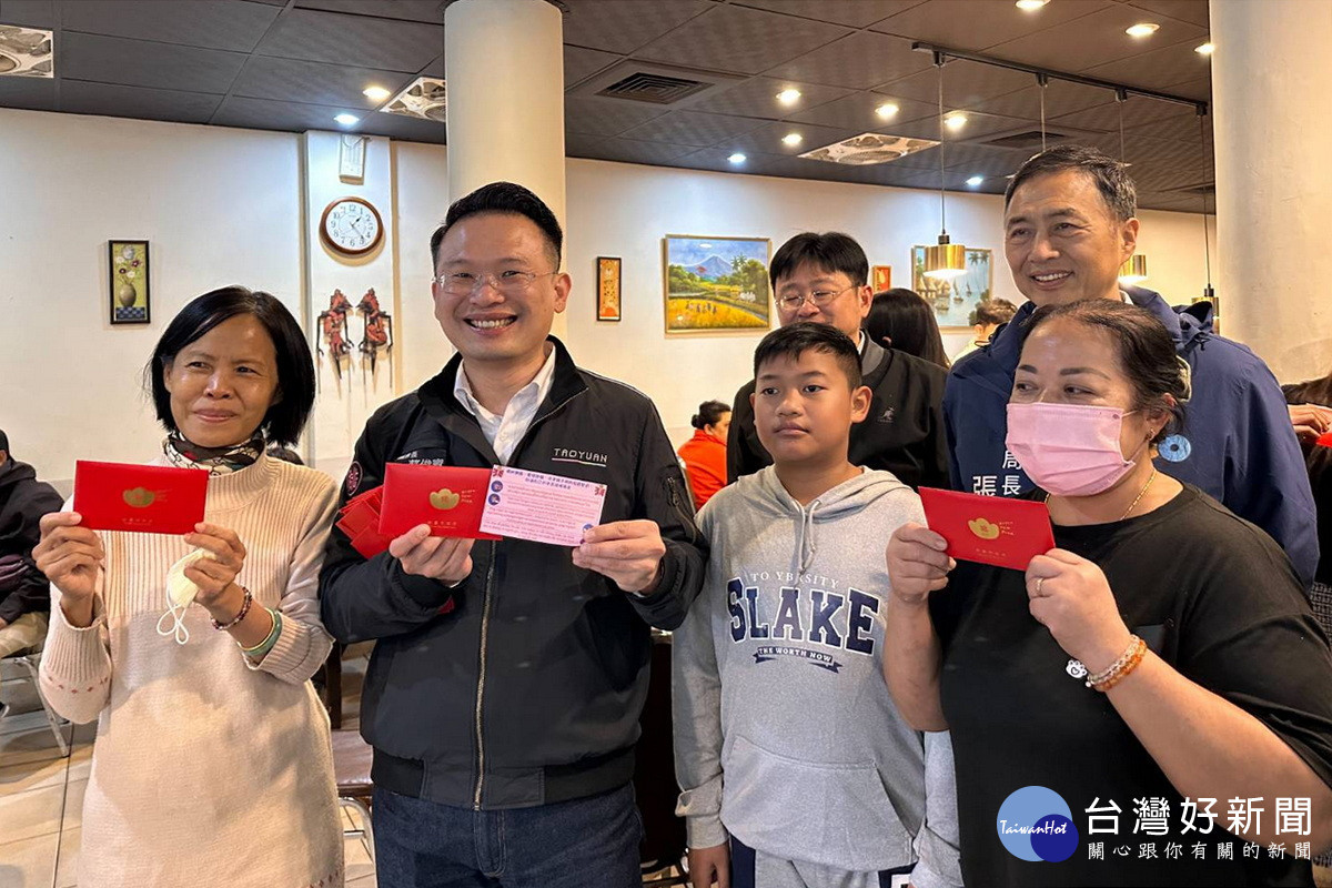 2025年春節來到,桃園市副市長蘇俊賓關懷移工,在桃園後站分送阻詐福袋。<br /><br />