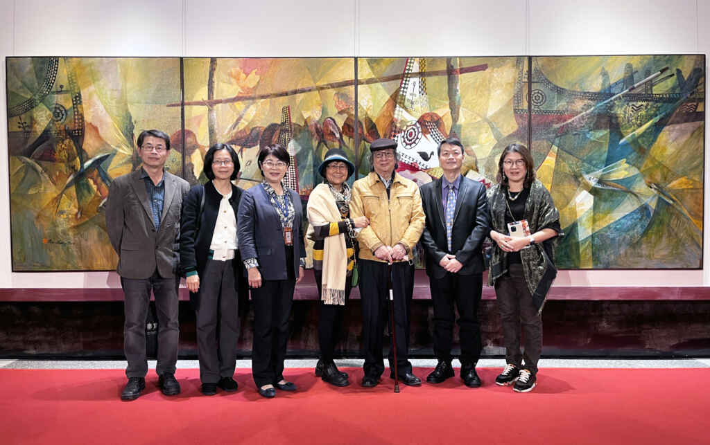「萬象凝神—莊明中2025油畫創作展」開幕式貴賓雲集，會後文化局長陳佳君(左3)與貴賓大合照。